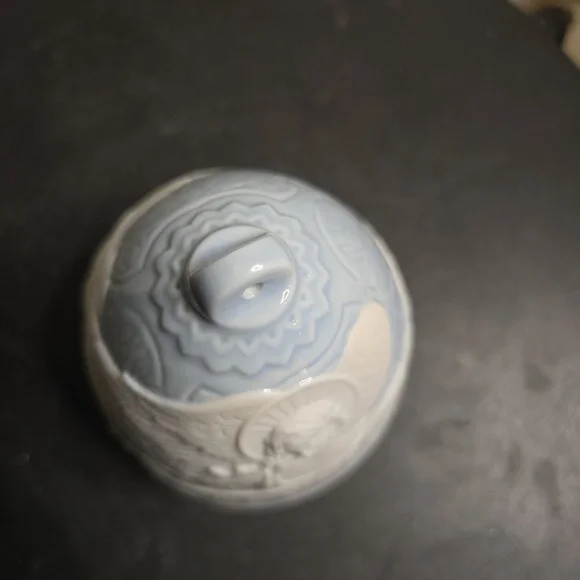 Lladro 2007 Porcelain White Bell Ornament - Picture 9 of 12